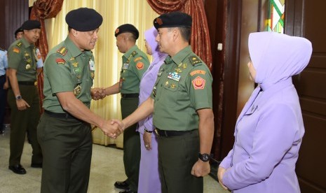 Panglima TNI Jenderal Gatot Nurmantyo menyalami Kapuspen TNI Brigjen Tatang Sulaiman.