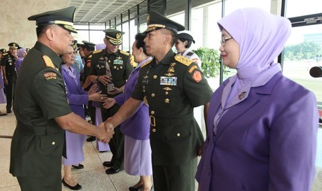 Panglima TNI Jenderal Gatot Nurmantyo menyalami Kapuspen TNI Mayjen Endang Sodik.