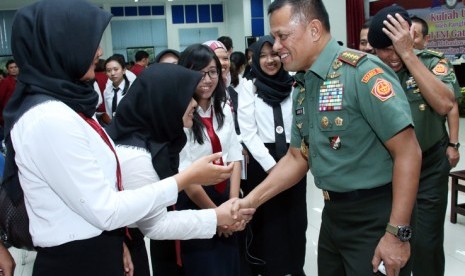 Panglima TNI Jenderal Gatot Nurmantyo menyalami mahasiswa pascasarjana Unhan.