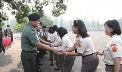 Panglima TNI Jenderal Gatot Nurmantyo menyalami PNS MAbes TNI pada Rabu (22/7).