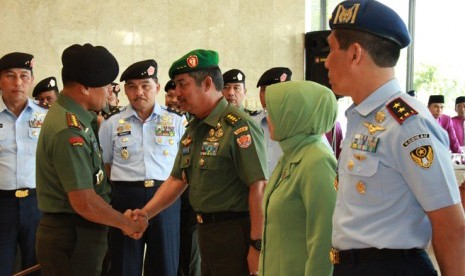 Panglima TNI Jenderal Gatot Nurmantyo menyalami Wakil KSAD Letjen Erwin Syafitri.