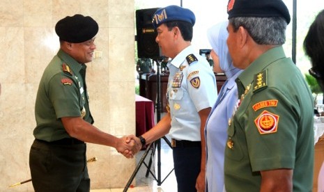 Panglima TNI Jenderal Gatot Nurmantyo menyalami Wakil KSAU Marsdya Hadiyan Sumintaatmadja.