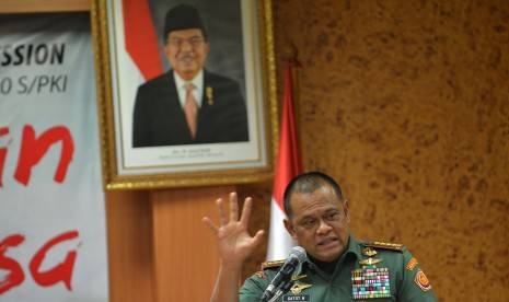 Panglima TNI Jenderal Gatot Nurmantyo menyampaikan paparan pada kegiatan diskusi yang digelar oleh Fraksi PKS DPR di Kompleks Parlemen Senayan, Jakarta, Rabu (27/9). 