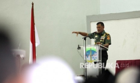 Panglima TNI Jenderal Gatot Nurmantyo saat membawakan materi wawasan kebangsaan pada Muktamar III Wahdah Islamiyah di Asrama Haji Pondok Gede, Jakarta, Senin (18/7).  (Republika/Rakhmawaty La'lang)