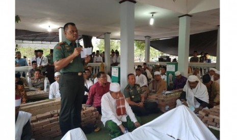 Panglima TNI Jenderal Gatot Nurmantyo saat memberikan sambutan pada acara Tahlil Umum di Makbaroh Gajah Ngambung Buntet Pesantren dalam rangka haul almarhumin sesepuh dan warga Pondok Buntet pesantren, Cirebon, Jawa Barat, Sabtu (15/4).