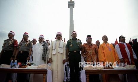 Sejumlah tokoh agama mengikuti Apel Nasional Nusantara Bersatu di silang Monas, Jakarta.