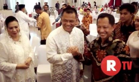 Panglima TNI Jenderal Gatot Nurmantyo (tengah) bersama Ketua BNPT Tito Karnavian (kanan)