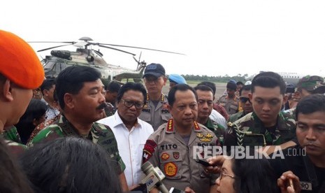 Panglima TNI Jenderal Hadi Tjahjanto dan Kapolri Jenderal Pol Tito Karnavian didampingi Ketua DPD RI Oesman Sapta Odang dan Penjabat Gubernur Kalimantan Barat Doddy Riyadmadji usai meninjau pos perbatasan darat Indonesia-Malaysia di Entikong Kabupaten Sanggau dan Pos Lintas Batas Negara (PLBN) Terpadu Aruk, Sambas, Kalimantan Barat, Jumat (27/4).