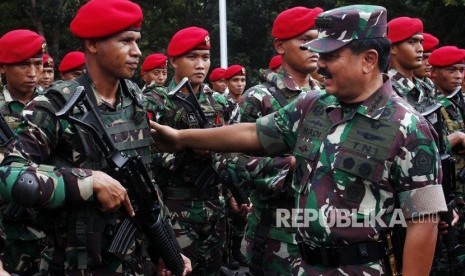 Panglima TNI Jenderal Hadi Tjahjanto (kanan)