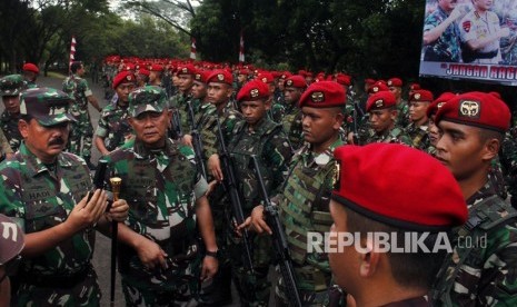 [ilustrasi] Panglima TNI Jenderal Hadi Tjahjanto (kiri) didampingi Deputi Polkamnas Panglima TNI Mayjen Ganip Warsito (kedua kiri) memeriksa pistol milik personil TNI saat Apel Pengecekan Personil & Materil di Mako Grup 1 Kopassus Serang, di Serang, Banten, Selasa (30/4/2019).