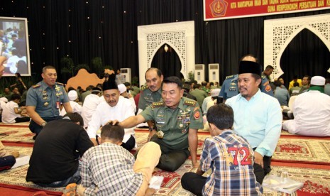 Panglima TNI Jenderal Moeldoko bersama anak yatim piatu di Mabes TNI, Rabu (24/7) malam WIB.