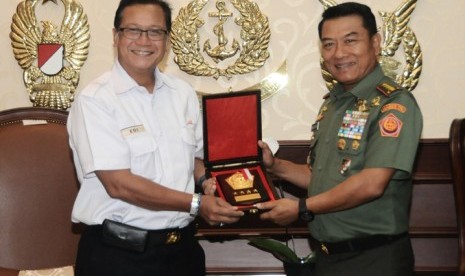 Panglima TNI Jenderal Moeldoko bersama Dirut PT KAI  Edi Sukmoro.