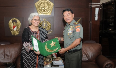 Panglima TNI Jenderal Moeldoko bersama Dubes Pakistan untuk RI Attiya Mahmood.