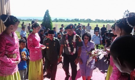 Panglima TNI Jenderal Moeldoko bersama istri ketika tiba di Bandara Sultan Babullah, Ternate, Senin (9/6).