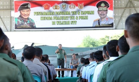 Panglima TNI Jenderal Moeldoko bersama Kapolri Jenderal Badrodin Haiti.