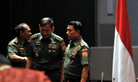 Panglima TNI Jenderal Moeldoko bersama Kapuspen TNI Mayjen Fuad Basya.