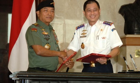 Panglima TNI Jenderal Moeldoko bersama Menhub Ignasius Jonan.