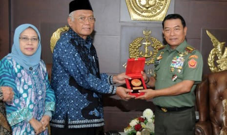 Panglima TNI Jenderal Moeldoko bersama panitia Muktamar Muhammadiyah ke-47.