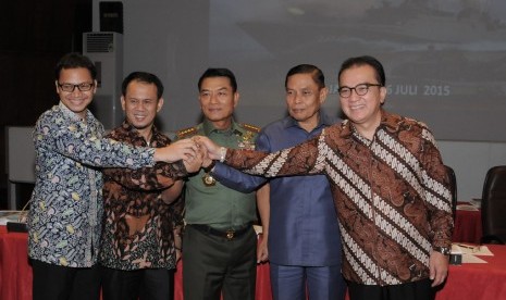 Panglima TNI Jenderal Moeldoko bersama pimpinan Komisi I DPR.