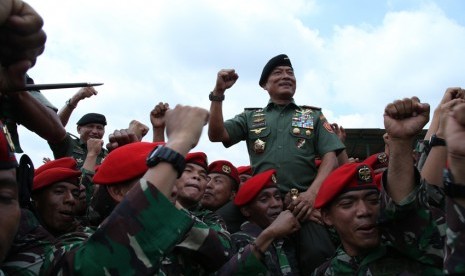 Panglima TNI Jenderal Moeldoko bersama prajurit Grup 1 Kopassus.