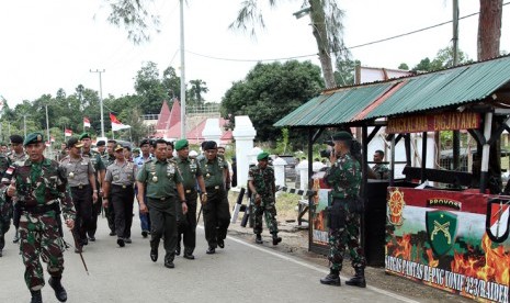 Panglima TNI Jenderal Moeldoko dan Kapolri Jenderal Badrodin Haiti meninjau Pos Kotis (Skouw), Jayapura, Jumat (8/5).