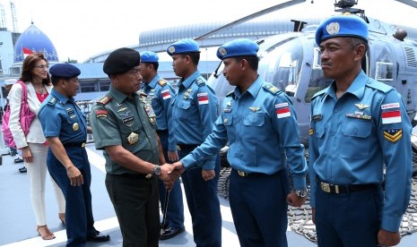 Panglima TNI Jenderal Moeldoko dan KSAL Laksamana Marsetio melepas Satgas Konga.