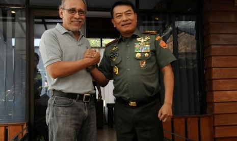 Panglima TNI Jenderal Moeldoko dan musisi Iwan Fals 