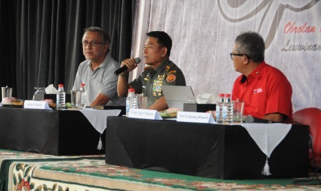 Panglima TNI Jenderal Moeldoko dan musisi Iwan Fals.