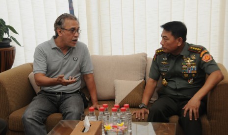 Panglima TNI Jenderal Moeldoko dan musisi Iwan Fals.