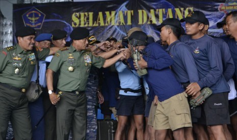 Panglima TNI Jenderal Moeldoko dan penyelam TNI AL di KRI Banda Aceh.