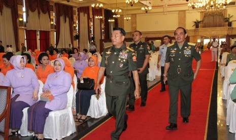 Panglima TNI Jenderal Moeldoko di acara HUT Dharma Pertiwi ke-51 di Balai Sudirman, Rabu (15/4).