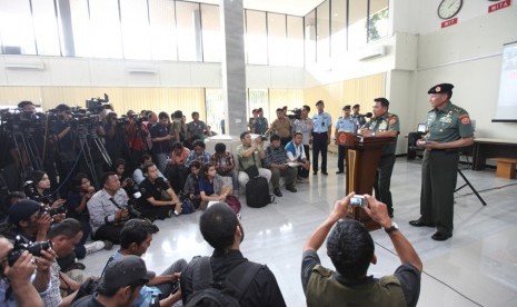 Panglima TNI Jenderal Moeldoko didampingi Kapuspen TNI Mayjen Fuad Basya di Mabes TNI di Cilangkap, Jakarta Timur, akhir Mei Lalu.