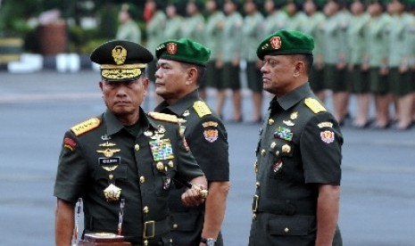 Panglima TNI Jenderal Moeldoko (kiri).