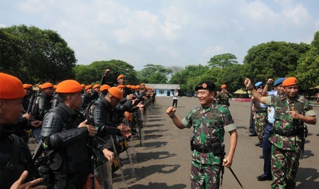  Panglima TNI Jenderal Moeldoko melakukan inspeksi kesiapan pasukan pengamanan Pilpres 2014 ke markas Batalyon Komando 461 Paskhas Halim Perdanakusuma, Rabu (16/7).