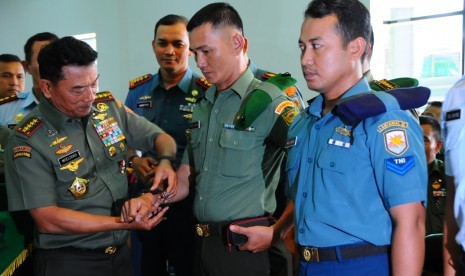 Panglima TNI Jenderal Moeldoko membagikan jam tangan ke prajurit.