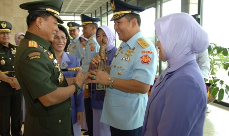 Panglima TNI Jenderal Moeldoko memberi cenderamata kepada Marsda Karibiyama.