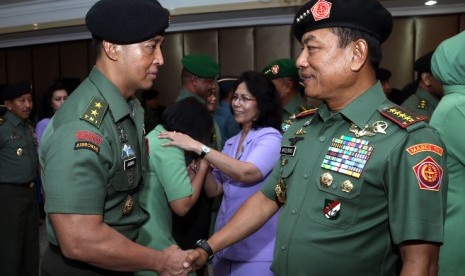 Panglima TNI Jenderal Moeldoko memberi selamat Mayjen Andika Perkasa