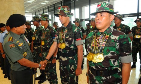 Panglima TNI Jenderal Moeldoko memberi selamat prajurit TNI yang juara di Brunei Darussalam.