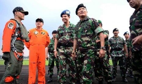 Panglima TNI Jenderal Moeldoko memeriksa pesawat tempur F16 saat gelar apel siaga di Lanud Halim Perdanakusuma, Jakarta Timur, Senin (7/7).