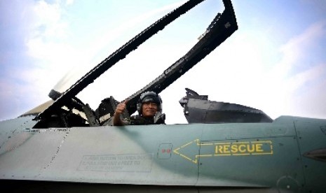 Commander of TNI General Moeldoko checks F-16 fighter during a parade in Jakarta. (File)