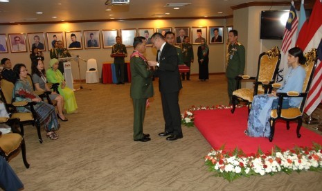 Panglima TNI Jenderal Moeldoko menerima Bintang Kehormatan Darjah Kepahlawanan Angkatan Tentera (DKAT).