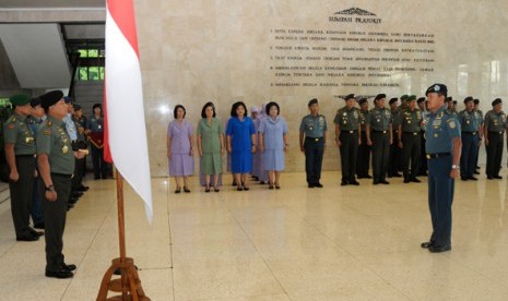 Panglima TNI Jenderal Moeldoko menerima laporan kenaikan pangkat pati.