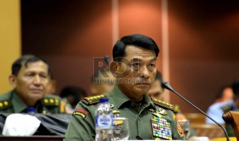 Panglima TNI Jenderal Moeldoko mengikuti rapat kerja bersama Komisi I DPR RI, Komplek Parlemen Senayan, Jakarta, Kamis (29/1). (Republika/ Wihdan)