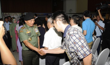 Panglima TNI Jenderal Moeldoko menyalami keluarga korban pesawat Air Asia.