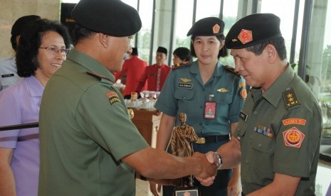 Panglima TNI Jenderal Moeldoko menyalami Mayjen dr. Daniel Tjen.