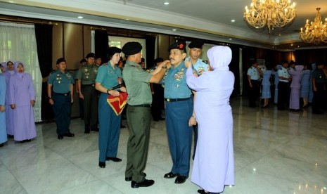 Panglima TNI Jenderal Moeldoko menyematkan kenaikan pangkat kepada salah satu pati.