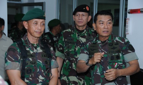 Panglima TNI Jenderal Moeldoko, Pangdam Jaya Mayjen Mulyono, dan Kapuspen TNI Mayjen Fuad Basya (tengah).