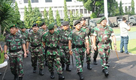 Panglima TNI Jenderal Moeldoko, Pangkostrad Letjen Gatot Nurmantyo, dan Kapuspen Mayjen Fuad Basya.