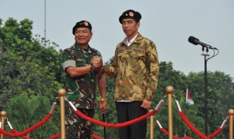 Panglima TNI Jenderal Moeldoko salam komando bersama Presiden Jokowi.