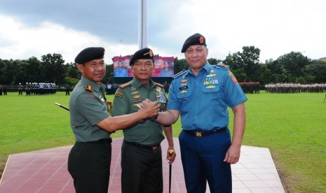 Panglima TNI Jenderal Moeldoko (tengah).